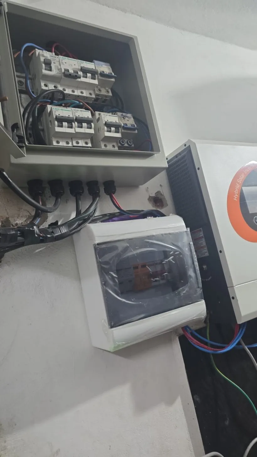 Tablero eléctrico e inversor instalados